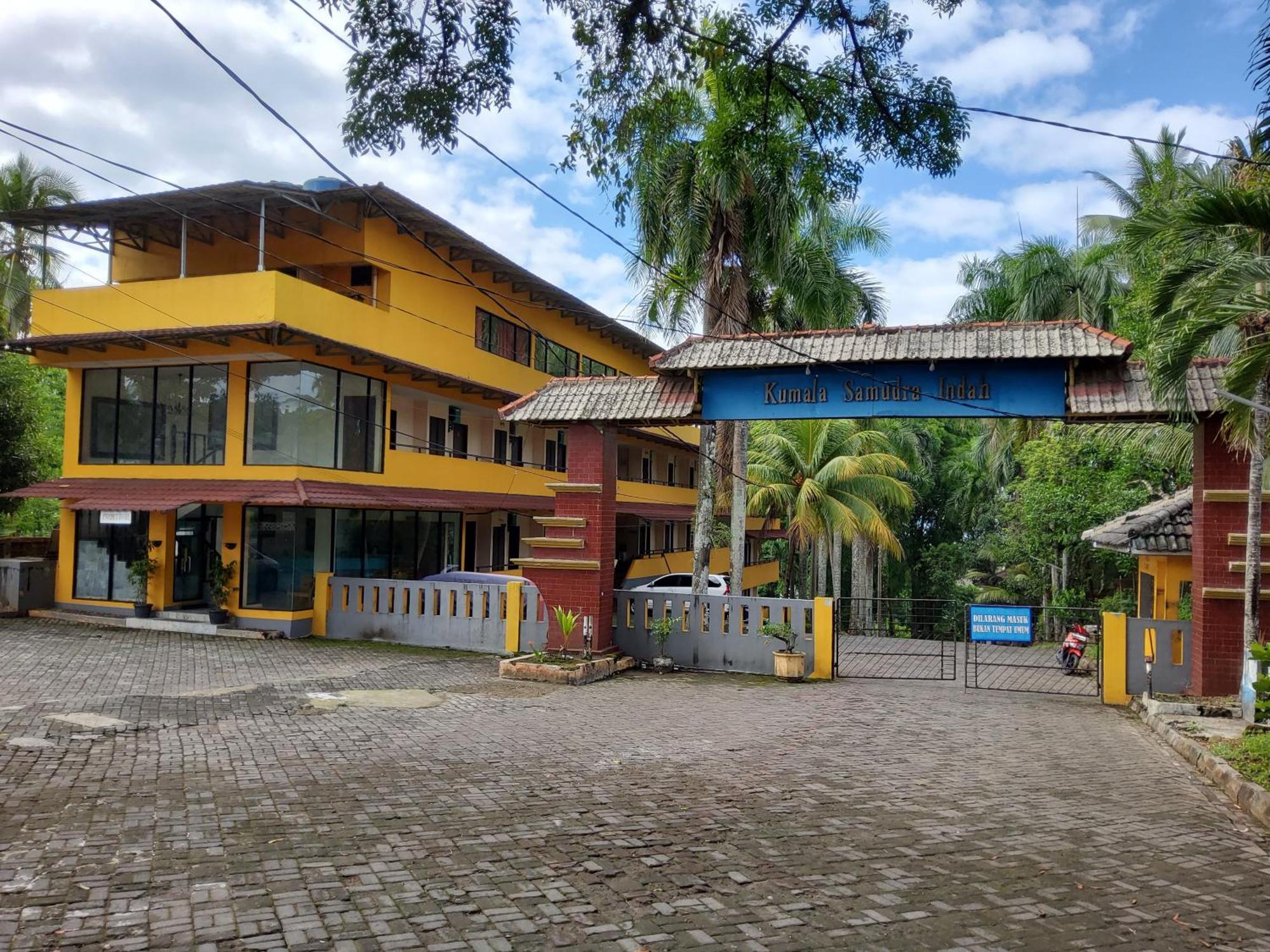Hotel Kumala Samudra Cikakak Exterior photo